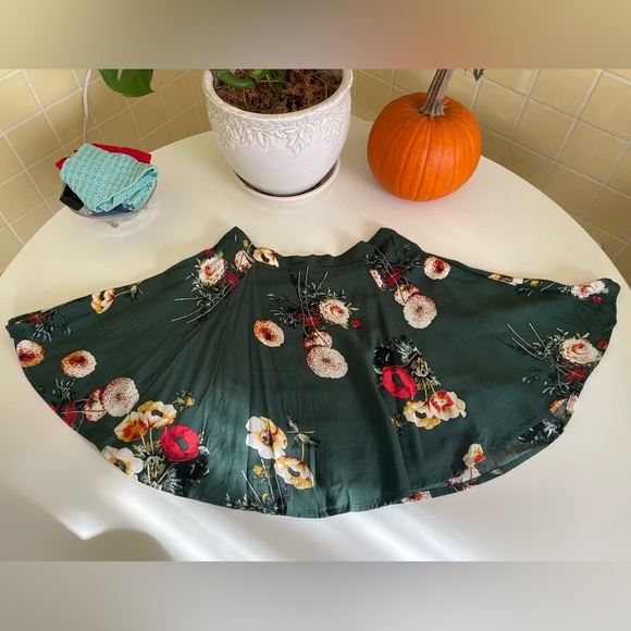Urban Outfitters women’s size small green floral a-line button front mini skirt - Picture 4 of 8